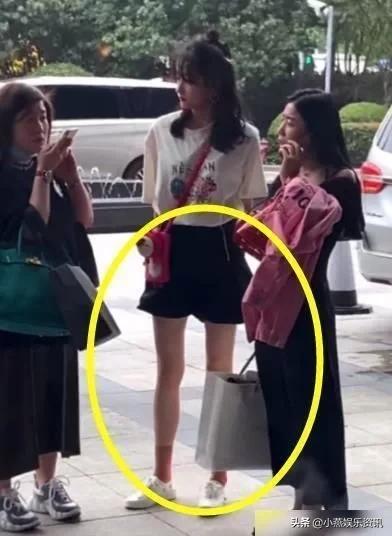 关晓彤“仙鹤腿”有多优越？当她跟路人合影时，仿佛自带长腿特效