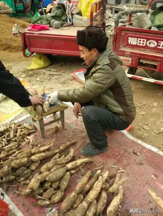 在农村有这样一群老人，他们衣食无忧，却为何还要摆摊赚钱？