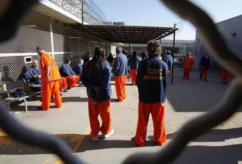 美国私营监狱残酷真相：有钱犯人像大爷，穷犯人被压榨得永无天日
