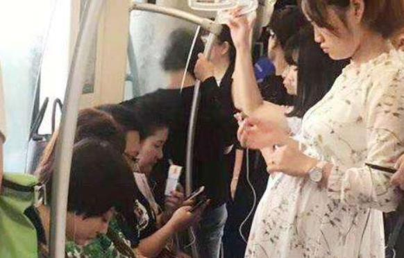 相差十岁双胞胎什么意思