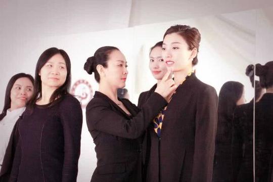 教育也是服务行业，学生是被服务者，老师好坏，学生说了算？