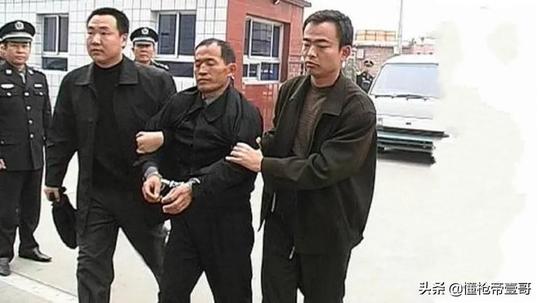 一把锤子锤死67人，跑警局给警察煮面，庭审材料高达半米