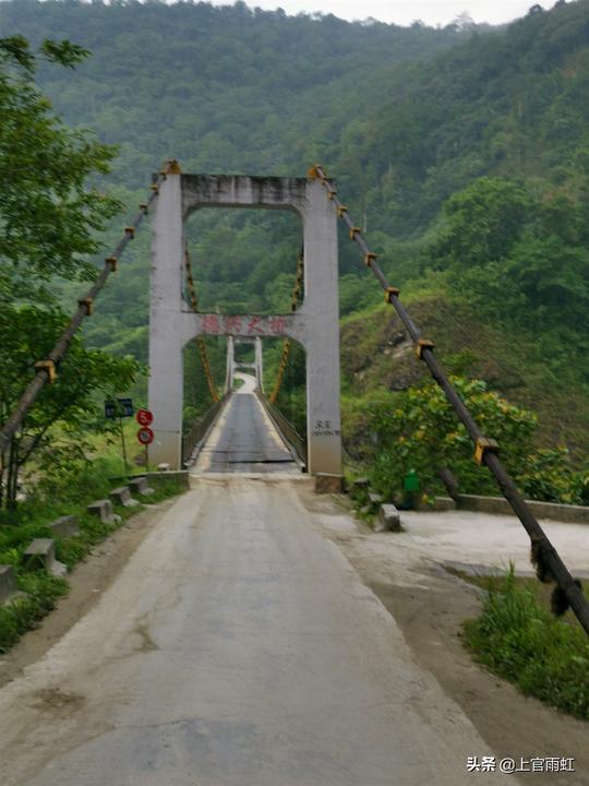 墨脱中国最后通公路的县，霸道做出租车，走最烂的路，看最美的景