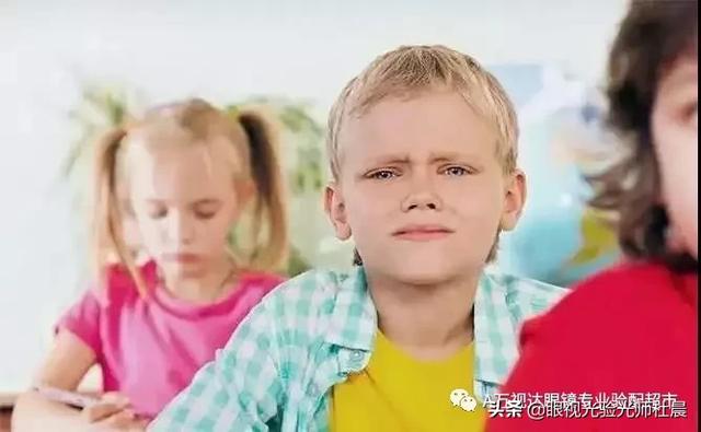 孩子看电视眯着眼睛是近视了吗?