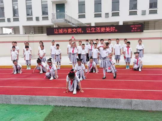 五星红旗飘起来，我与祖国共成长—徐州白云山小学国庆节主题活动