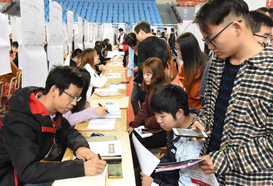 本科生难就业遍地都是，为何专科生却能很好就业？学历没优势了？