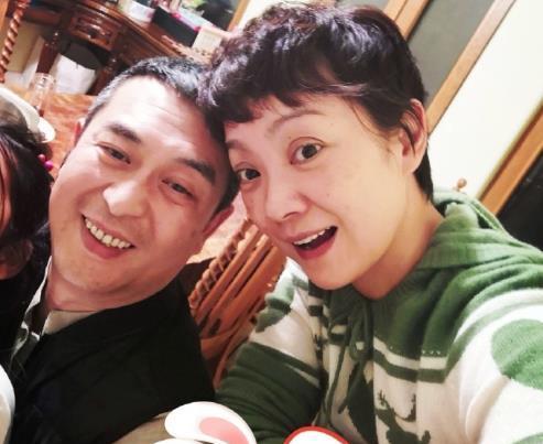 于和伟的老婆，张嘉译的老婆，靳东的老婆，差距显而易见