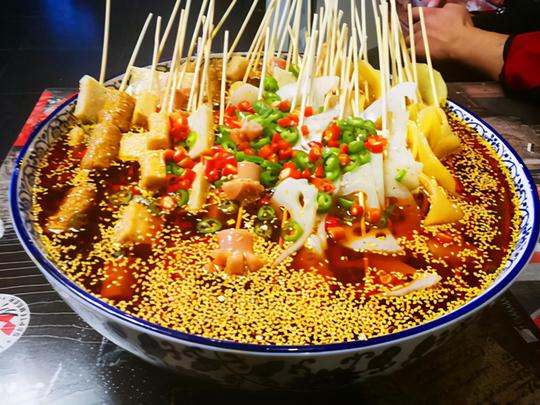 大姐做冒菜生意，9.9享双人套餐，你以为会亏？其实套路满满