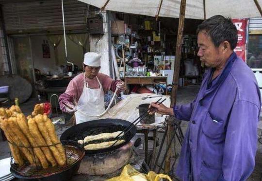 她是民国“洁癖千金”，去餐厅都自带碗筷，晚年却沦落街头炸油条