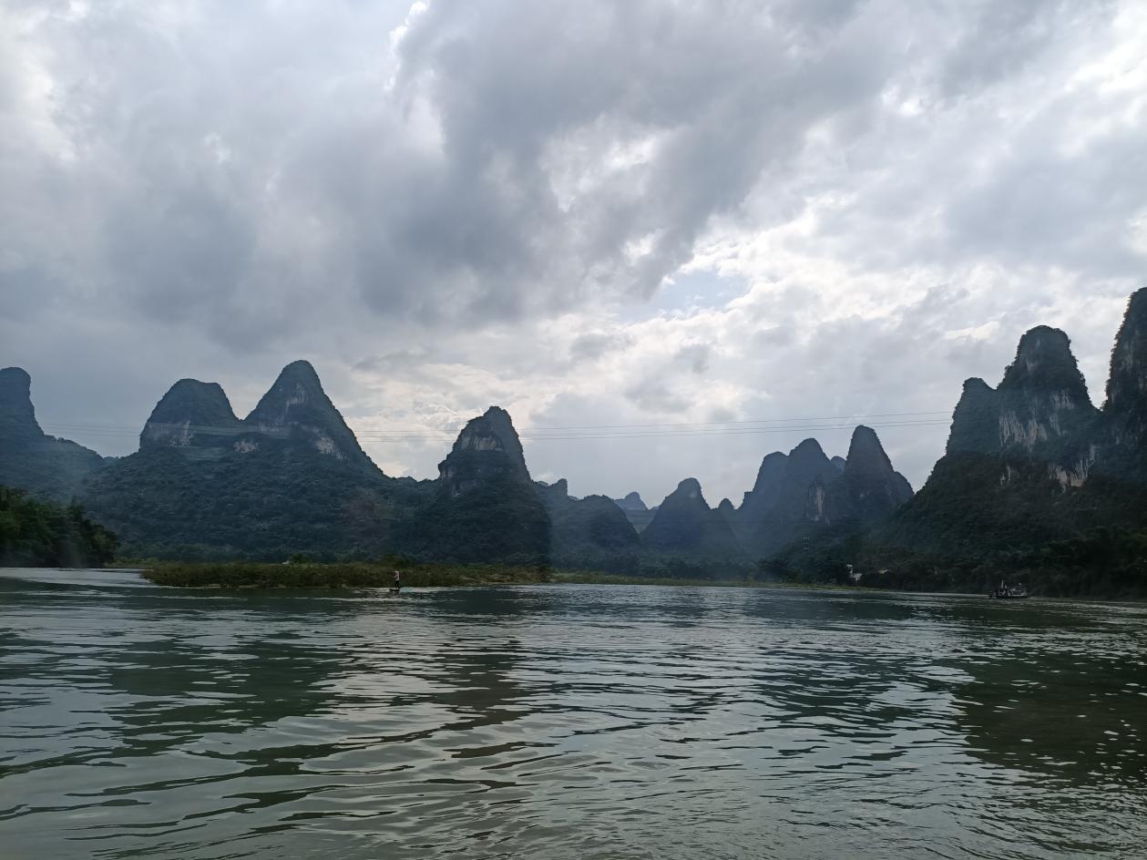 人民幣的紙幣後面有不同的風景.