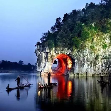 桂林位于广西的什么位置？