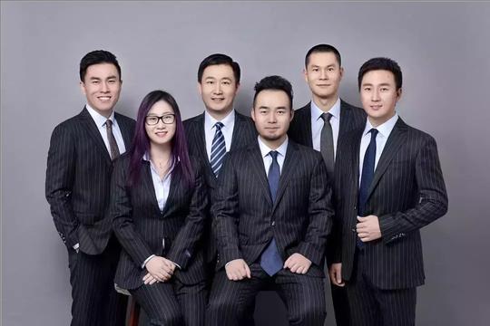 15岁开始创业，26岁登榜福布斯，手握一副黑卡，打出开挂人生！
