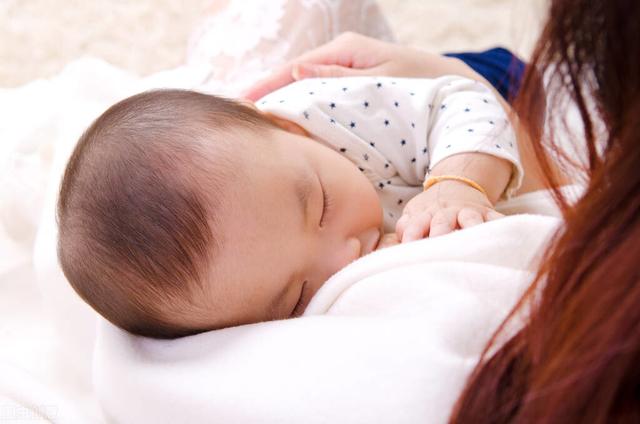 妈妈坚持母乳喂养