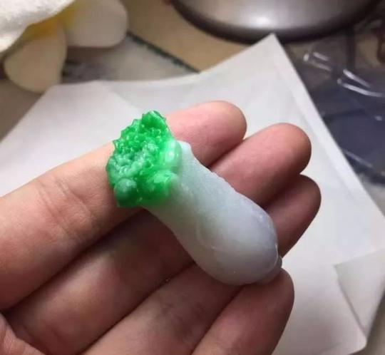 重金买下的原石切出罕见春带彩，结果货主却雕刻成了迷你小白菜？