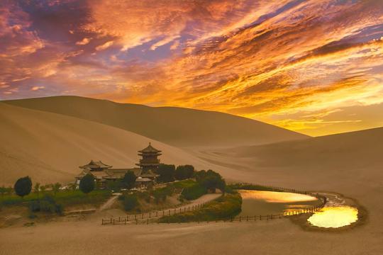沙漠第一泉：甘肃月牙泉千年遇烈风而不为沙所掩盖，究竟为何？