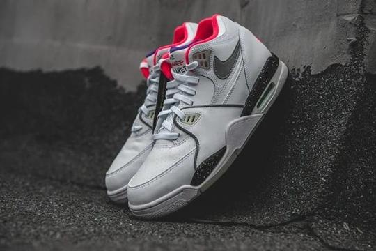 满大街都是椰子aj的时代nikeflight89靠着“冷门小众”翻了身