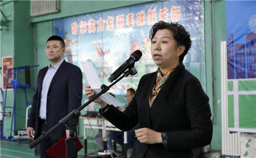 羽毛球拍女生用几u的好（女生买羽毛球拍应该选几u的）