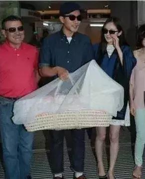产后妈妈如何过哺乳期