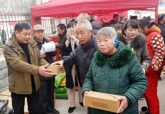 祥云镇东南王村在外人士返乡慰问