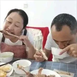 儿子会自己吃饭了朋友圈说说
