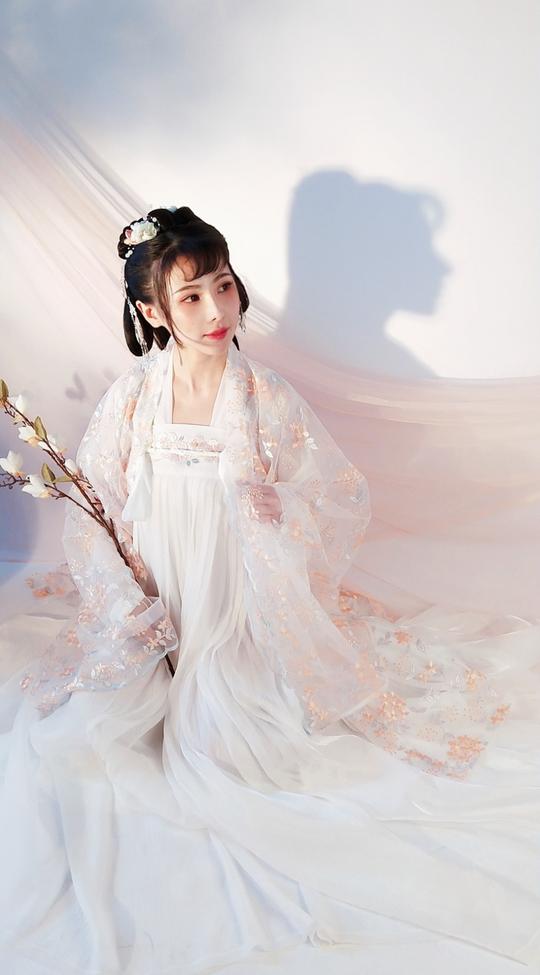 干净的白色系汉服，清新飘逸仙气十足，简约中带着华丽气息