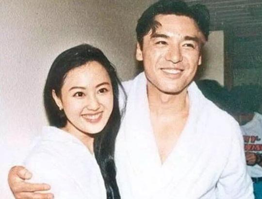 曾被称为拜金女，后欠债上千万，今身家上亿被称为初代带货女王