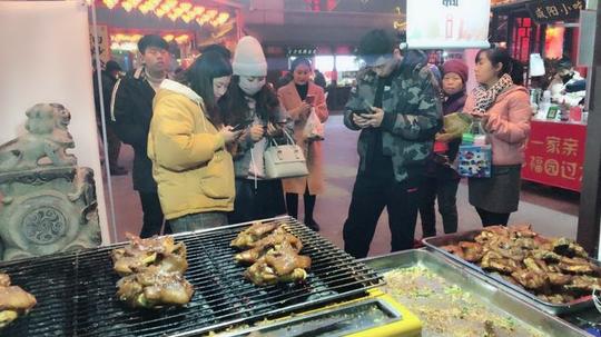 “二师兄”穿性感女装街头卖猪蹄，跳火热辣舞引食客围观
