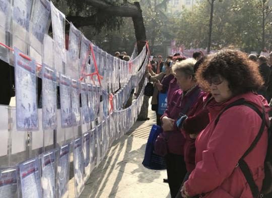 满屏心酸！中老年相亲会，4000人报名！红娘：没听说几对能领证的，得考虑财产啊