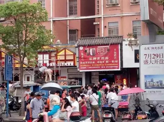 这家小店只卖5元一碗面，一个月就收了100万