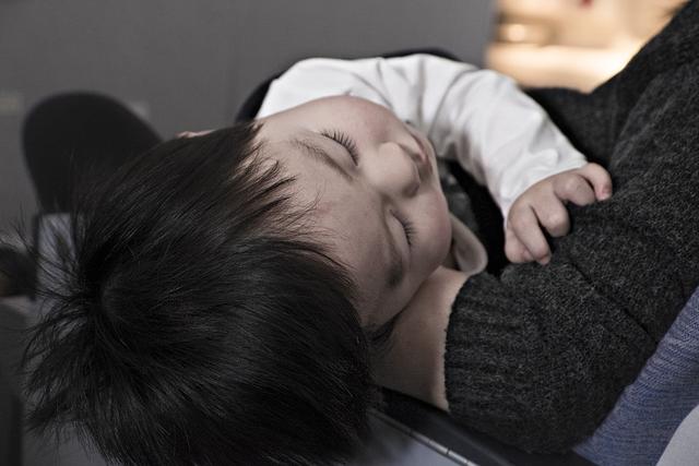 如何给宝宝断夜奶