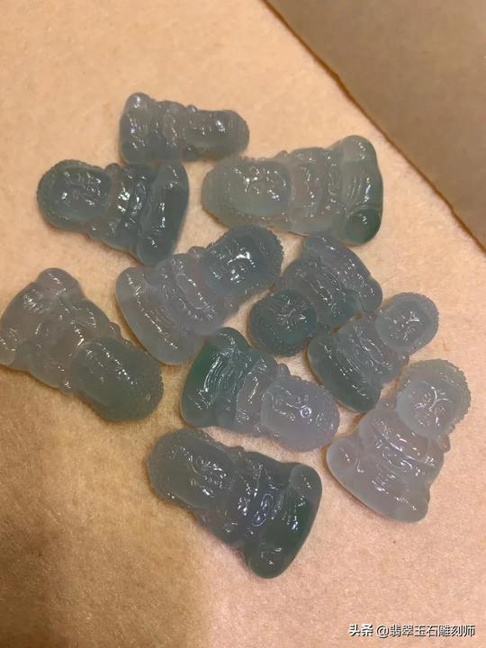 今年是做生意最开心的一年，又入股了银饰厂，又做翡翠饰品。忙乐