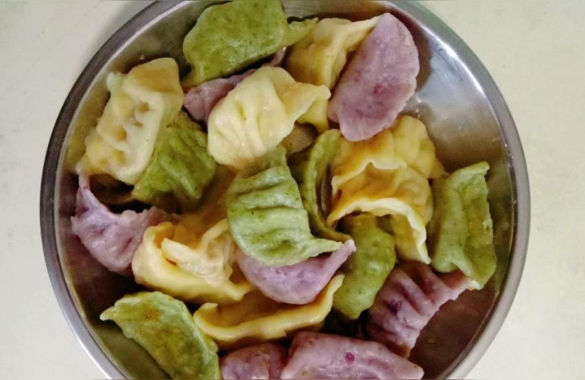 美食家吃彩色美食是什么（一定要尝的美食有哪些）