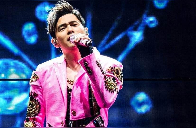 为容纳预估3万歌迷,与壮观特效演出效果,周杰伦舍弃小巨蛋,选在板桥