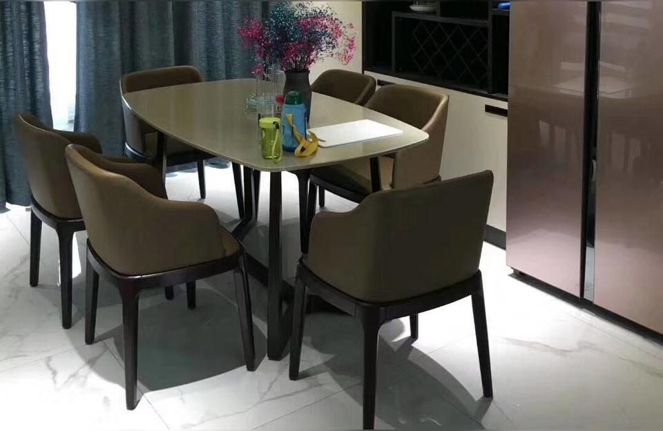 客厅装木地板好还是地板砖好	-你家客厅餐厅用的是瓷砖还是木地板
