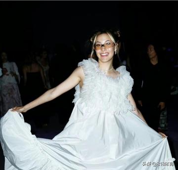 谷爱凌现身巴黎时装周图片