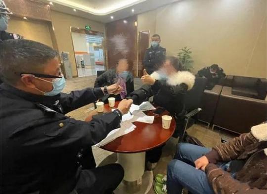 2022年，聋哑夫妻背50多万现金转账，银行立马报警，揭露一场骗局
