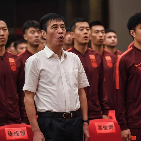 足球上场球员多少人