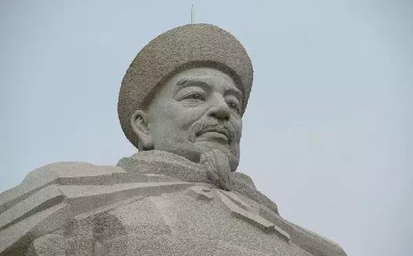 清朝的诗人有龚自珍,纳兰性德,袁枚,郑板桥,顾炎武等.1.