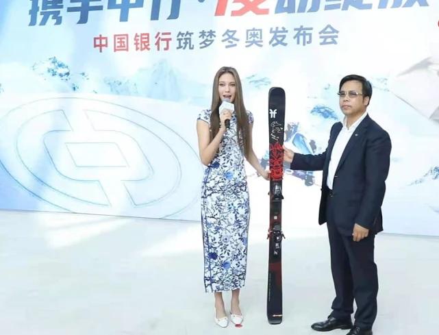 谷爱凌穿红旗袍演讲图片