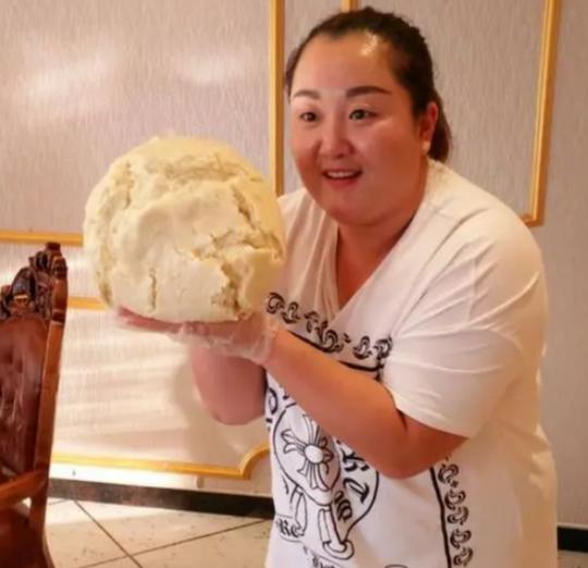 真豪横！百万粉网红送年货，徒弟每人一个“鸽子蛋”外加8000红包