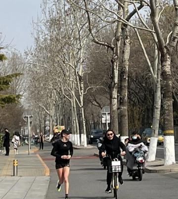 谷爱凌跑步被拦强行合影图片