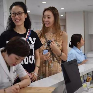 男孩足球摔倒怎么安慰