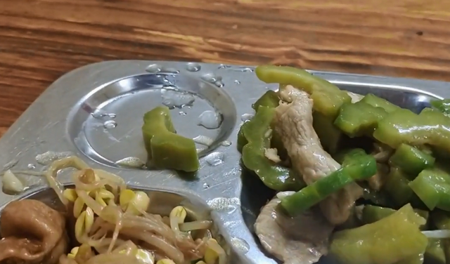 孩子每顿饭吃很多不给就哭正常吗