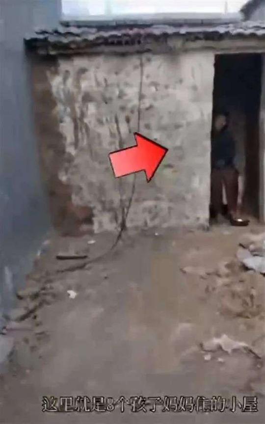 漂亮女孩遭农村老汉狗链拴住连生8孩！更多惊人内幕曝光