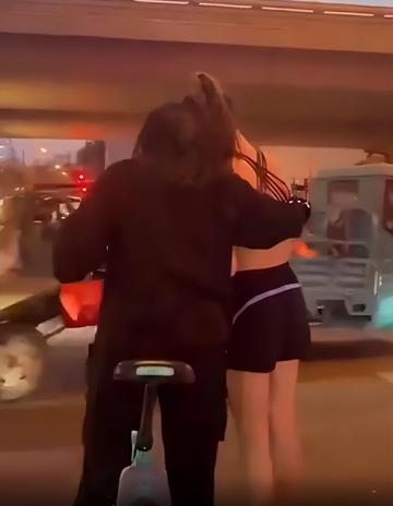 谷爱凌跑步被拦强行合影图片