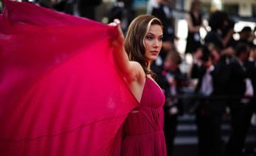 谷爱凌亮相掮客戛纳红毯图片