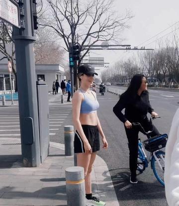 谷爱凌跑步被拦强行合影图片