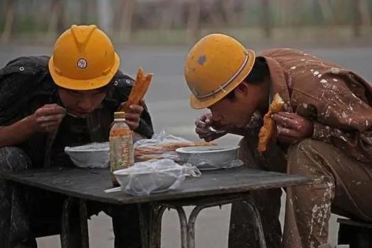 农民在外打一年工，能挣6万元的人多吗？听听他们怎么说