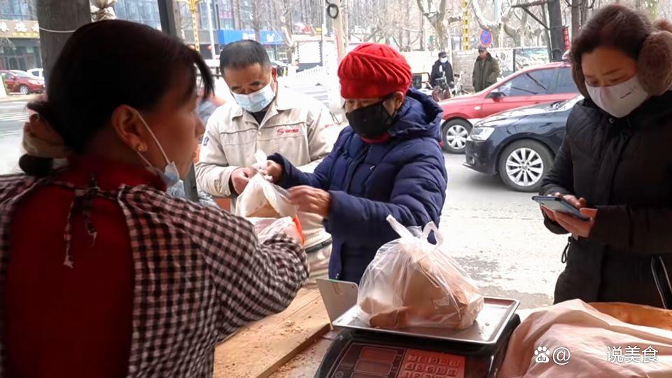 打工小伙做什么美食（用推车做小吃卖）