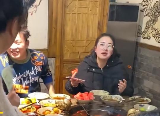 重庆一火锅店老板向食客派送新年红包，网友惊了：是我格局小了